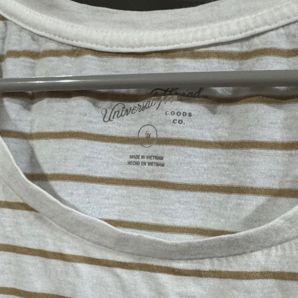 🍗 3x Universal Thread Beige and White Striped Tee - Picture 3 of 3